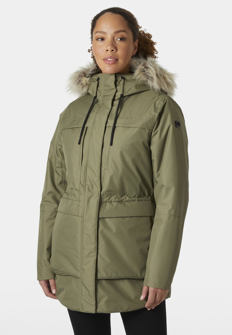 Olivově zelená zateplená parka s odnímatelnou umělou kožešinou na kapuci, se zapínacími kapsami, šňůrkami a rovného střihu.