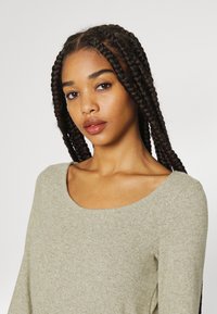 NA-KD PAMELA REIF x NA-KD - DROPPED SHOULDER MINI DRESS - Vestido de malha - dark olive