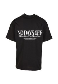 Sort bomulds t-shirt med fed hvid tekst på ryggen: "NO DAYS OFF" med ekstra tekst nedenunder i mindre skrift. Standard pasform.