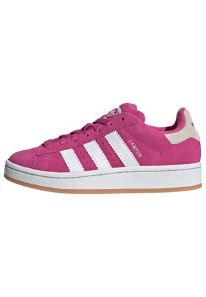 Sneakers in suede rosa con strisce in pelle bianca, punta tonda e suola in gomma. Presentano dettagli perforati e un design leggero.