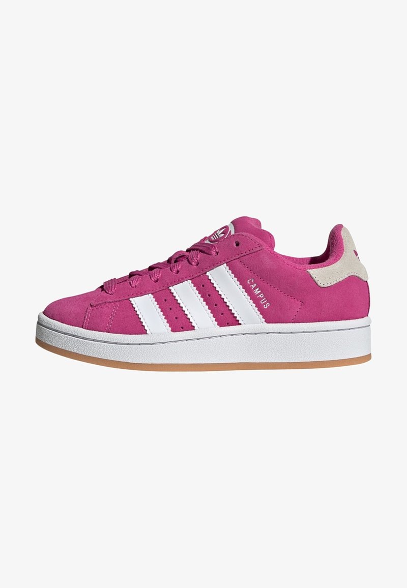 Zapatillas de ante rosa con rayas de cuero blanco, punta redonda y suela de goma. Presentan detalles perforados y un diseño ligero.