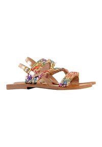 Sandalias planas trenzadas con una base de cuero en un tono marrón claro y tiras iridiscentes de colores. Presenta un diseño entrecruzado y un pequeño tacón.