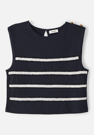 Tumed seljata jaotusega top, millel on horisontaalne valgete triipude muster, mis on kaunistatud helmedega, kaeluse tagaosa ja kullatoonilised nuppudega.