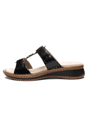 Zwarte sandalen van lakleer met twee brede banden, een beige gevoerd voetbed en een bruin-zwarte geribbelde zool.