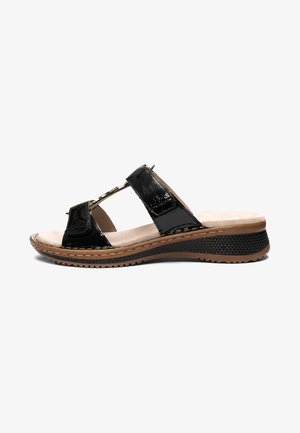 Zwarte sandalen van lakleer met twee brede banden, een beige gevoerd voetbed en een bruin-zwarte geribbelde zool.