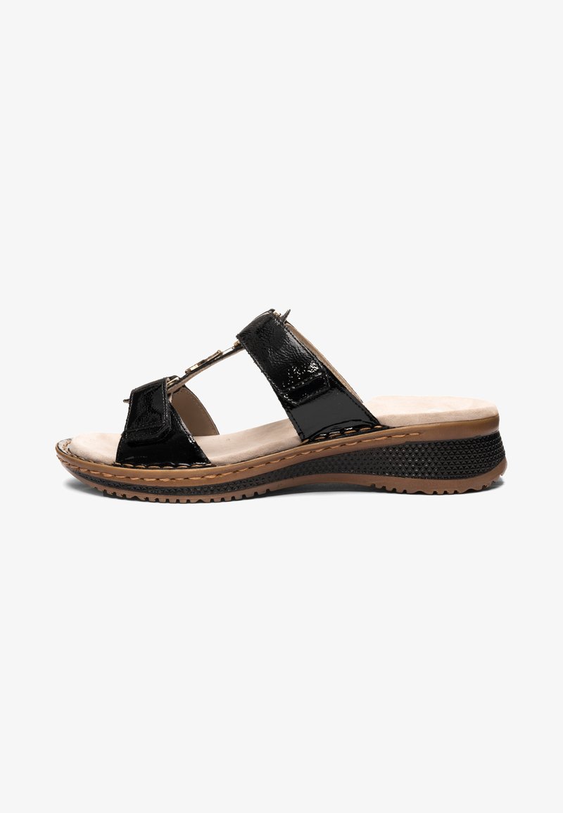 Zwarte sandalen van lakleer met twee brede banden, een beige gevoerd voetbed en een bruin-zwarte geribbelde zool.