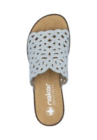 Hellblaue Rutschsandale mit strukturiertem, ausgeschnittenem Blumenmuster. Verfügt über ein beiges Innenfutter und eine dunkelbraune Sohle. Rieker Antistress-Branding sichtbar.