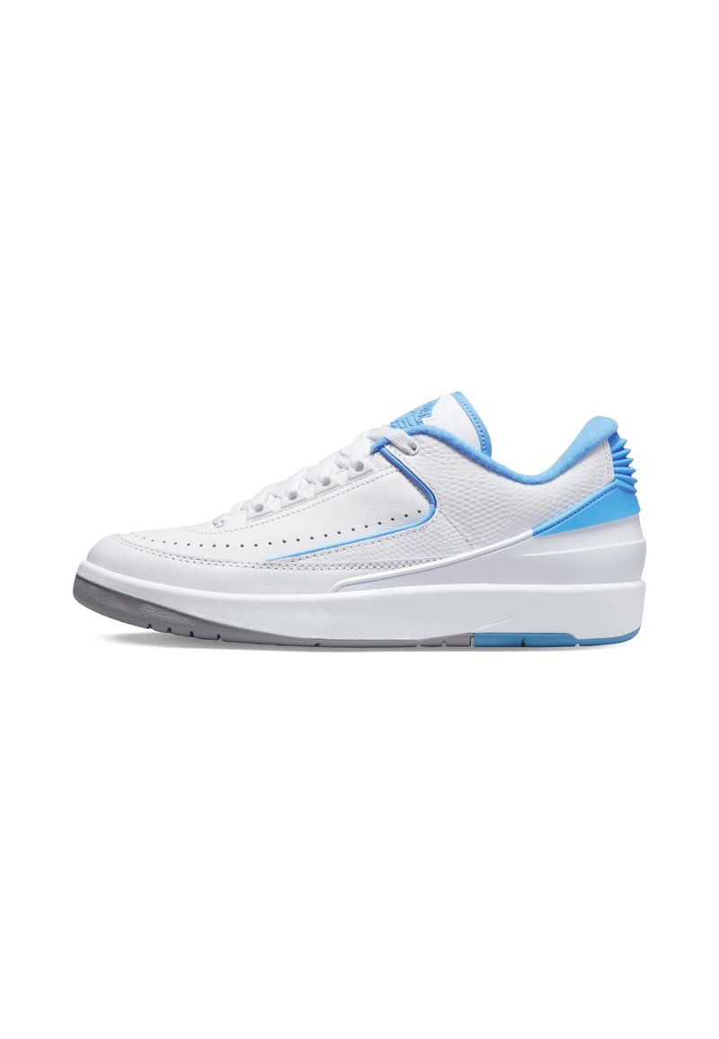 Sneaker bianco con accenti blu, pannelli laterali testurizzati, perforazioni per la traspirabilità e suola ammortizzata. Tessuto liscio e suola in gomma.