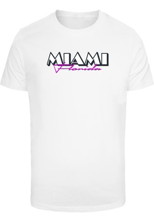 Vit bomulls t-shirt med 'MIAMI' i fet svart text och 'Florida' i rosa kursiv, med en geometrisk accent i designen.