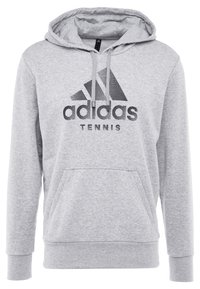 Sudadera gris de tejido suave, con un bolsillo frontal, capucha con cordones y un gran logo negro de tenis de Adidas en el pecho.