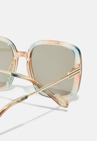 Occhiali da sole squadrati con una montatura trasparente e multicolore che sfuma tonalità di rosa e blu. Presentano lenti grigie oscurate e aste in metallo dorato.