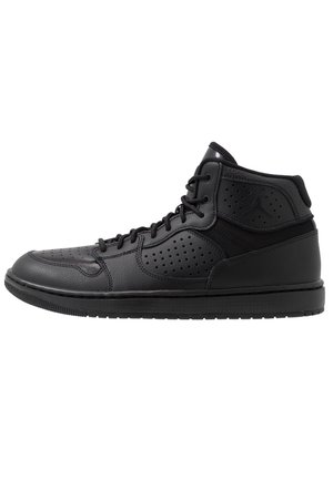 Czarny sneaker z wysoką cholewką z panelami ze skóry i siateczki, perforowanymi detalami oraz czarnymi sznurówkami, pokazany z profilu na białym tle.