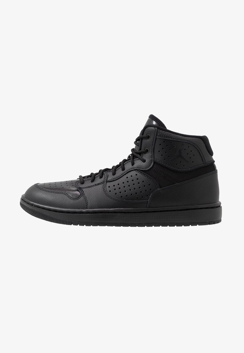 Sneaker montante noire avec des panneaux en cuir et en mesh, des détails perforés et des lacets noirs, présenté en profil sur fond blanc.