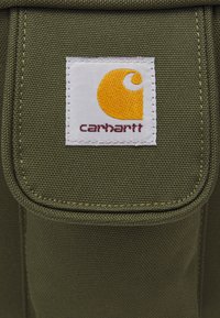 Carhartt WIP ESSENTIALS BAG SMALL UNISEX - Keresztpántos táska - office green