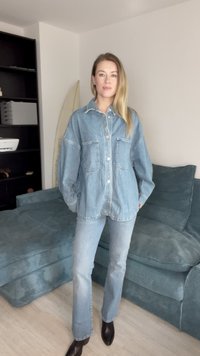 Ljusblå denimoversizedskjorta med två framfickor, knäppning och lätt rundad fåll. Matchad med ljusblå jeans och svarta stövlar.