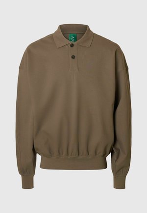 Brązowa koszulka polo z długim rękawem, kołnierzykiem, dwoma guzikami przy stójce oraz elastycznym pasem; materiał wydaje się miękki i teksturowany.