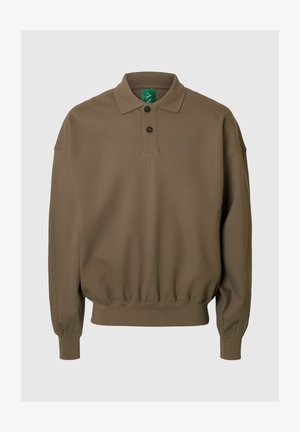 Brązowa koszulka polo z długim rękawem, kołnierzykiem, dwoma guzikami przy stójce oraz elastycznym pasem; materiał wydaje się miękki i teksturowany.