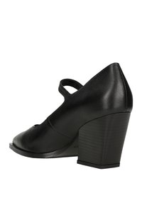 Scarpa nera in pelle con tacco alto, design a punta e una striscia orizzontale sulla volta del piede. Presenta un tacco spesso con texture.