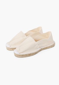 Canvas espadrilles in off-white met een jute touwzool. Heeft een gladde afwerking en een instapontwerp met gestikte accenten langs de rand.