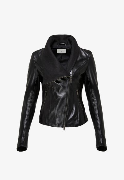 Schwarze Lederjacke mit großem umgeschlagenem Kragen, Reißverschluss vorne und zwei Seitentaschen. Glatte Textur mit tailliertem Schnitt.