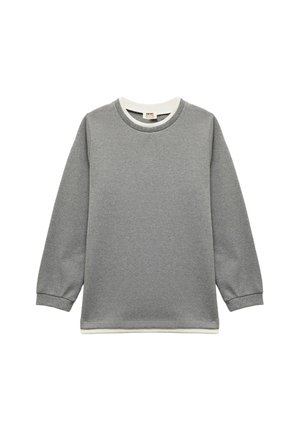 Suéter gris de manga larga con un tejido texturizado, cuello redondo acanalado y ribete blanco contrastante en el cuello y el dobladillo.