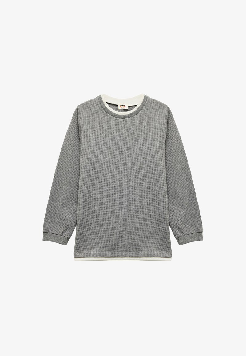 Maglione grigio a maniche lunghe con tessuto strutturato, collo a girocollo a coste e bordo bianco a contrasto sia sul colletto che sull'orlo.