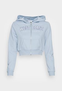 Sudadera con cremallera de color azul claro, recortada, con capucha ajustable, bolsillo frontal y texto en blanco "WEST COAST CALIFORNIA". Material suave de mezcla de algodón.