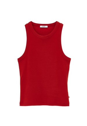Rød ærmeløs ribstrikket tanktop med rund halsudskæring og lille mærke ved halsudskæringen og sidesømmen.