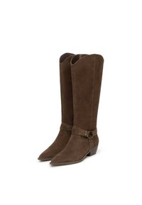 Bruine suède laarzen tot net onder de knie, met scherpe neuzen, lage blokhakken en enkelbandjes met metalen gespsdetails.