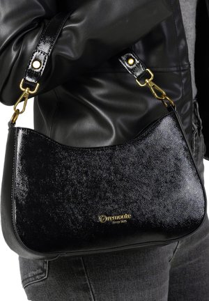 Sort faux læder håndtaske med en struktureret overflade, buet form, gyldne hardware-detaljer og et logo foran. Remmen er justerbar.