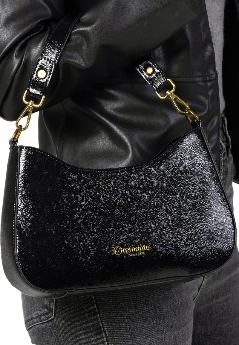 Sac à main en simili cuir noir avec une surface texturée, une forme incurvée, des accents en métal doré et un logo à l'avant. La bandoulière est réglable.
