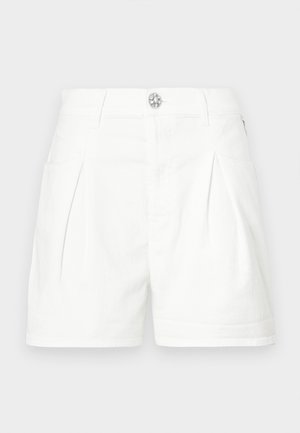 Valkoiset shortsit, jotka on valmistettu kankaasta, etupuolella laskokset, kaksi sivutaskua ja vyötäröllä koristeellinen nappi. Sileä pinta, rento malli.