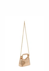 Metallic guld håndtaske med en tekstureret, krøllet design, der har et kort håndtag og en lang kædesnor for alsidighed.