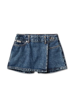 Mini falda pantalón vaquera con trabillas para cinturón, cierre frontal con botones, dos bolsillos delanteros y una pequeña etiqueta de Calvin Klein en el bolsillo derecho.