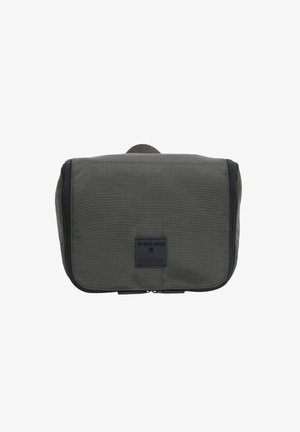 Borsa in tessuto verde scuro con una forma strutturata, dotata di una chiusura con zip e un patch logo frontale. Texture liscia e design minimalista.