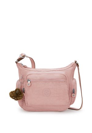 Roze nylon crossbodytas met verstelbare riem, voorvak met rits, reliëflogo, zijvak en een harige apensleutelhanger.