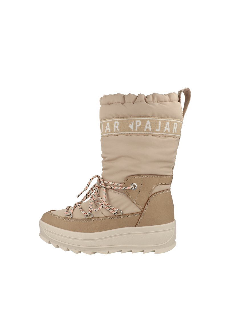 Bota de invierno beige con parte superior acolchada, cordones ajustables y acento gris. Presenta una suela texturizada y un puño acolchado. Banda con logotipo en la parte superior.