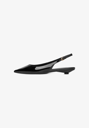 Černé lakované boty s úzkým špičatým nosem, malým podpatkem a zlatým sponou na bílém pozadí.