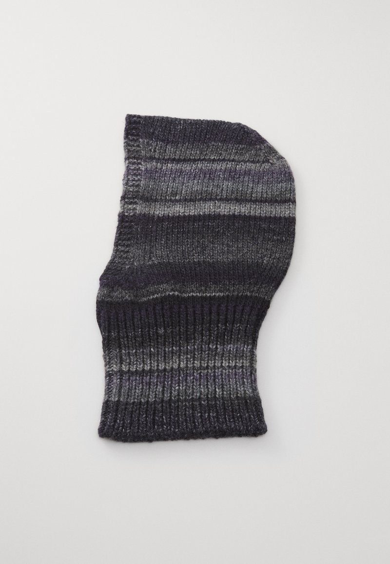 Pleteni brezrokavnik balaklava v temno sivi in črni vodoravni črti s vijoličnimi akcenti, ležal na beli podlagi.