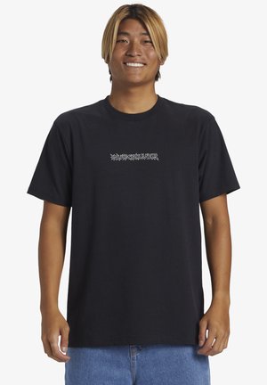 Schwarzes Baumwoll-T-Shirt mit einem kleinen, filigranen weißen Grafikdruck auf der Brust. Klassischer Schnitt mit kurzen Ärmeln und Rundhalsausschnitt.