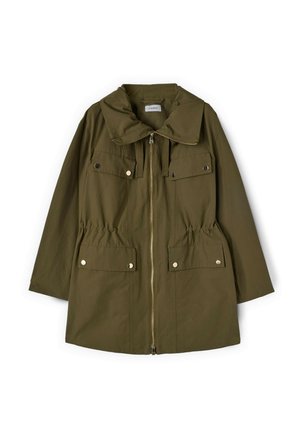 Lekka kurtka w oliwkowym zielonym kolorze z przednim zamkiem błyskawicznym, czterema kieszeniami z patkami zapinanymi na guziki, regulowanym pasem oraz szerokim kołnierzem ze sznurkami.