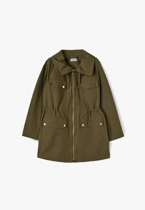 Lekka kurtka w oliwkowym zielonym kolorze z przednim zamkiem błyskawicznym, czterema kieszeniami z patkami zapinanymi na guziki, regulowanym pasem oraz szerokim kołnierzem ze sznurkami.
