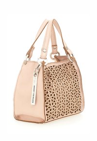 Borsa a mano rosa pallido con un pannello tessuto a trama, costruzione in pelle, doppio manico e etichetta in metallo con nome del marchio.