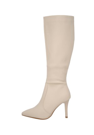 Kniehoge, beige faux leren laars met een spitse neus en een stiletto hak. Voorgelakte textuur met een naadloos ontwerp en geen zichtbare hardware.