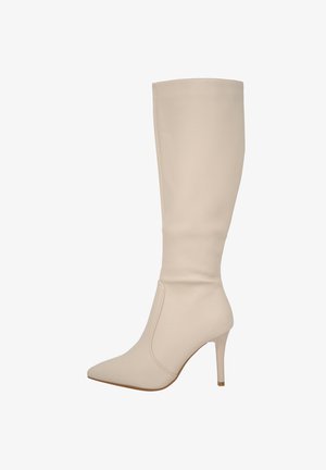 Kniehoge, beige faux leren laars met een spitse neus en een stiletto hak. Voorgelakte textuur met een naadloos ontwerp en geen zichtbare hardware.