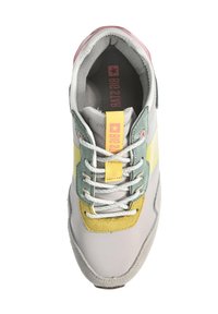 Sneaker z szarym skórzanym wierzchem, z zielonymi i żółtymi akcentami z zamszu, białymi sznurowadłami oraz różowym logo na języku. Oferuje teksturowaną podeszwę.