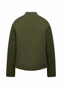 Giacca imbottita verde oliva, con colletto rotondo, maniche lunghe e una texture del tessuto liscia. Design minimalista senza hardware visibile.