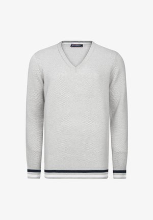 Svetle šedý svetr s výstřihem do V, texturovaným vzorem, dlouhými rukávy a námořnickými modro-bílými pruhy na manžetách a lemu.