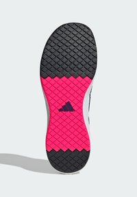 Sole boty s texturovaným vzorem; obsahuje černé gumové sekce, růžovou gumovou oblast s diamantovým vzorem a detail loga v námořnické barvě.