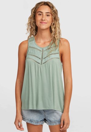 Jasnozielony top bez rękawów z okrągłym dekoltem, ozdobiony misternym wycięciem z przodu oraz luźnym krojem u dołu.